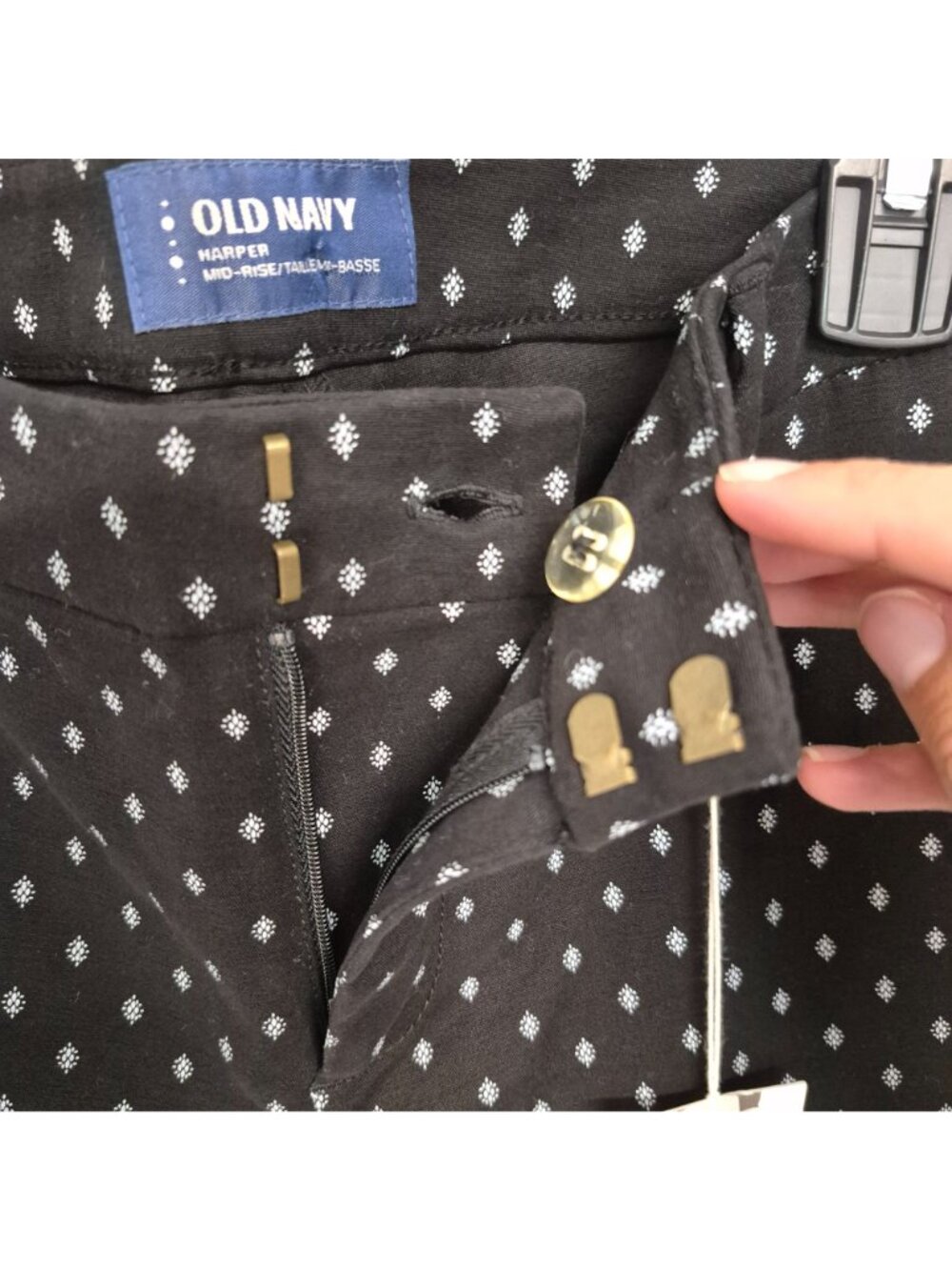 Old Navy Women's Harper Mid-Rise Black & White Polka Dot Capri Pants NWT - Picture 8 of 9